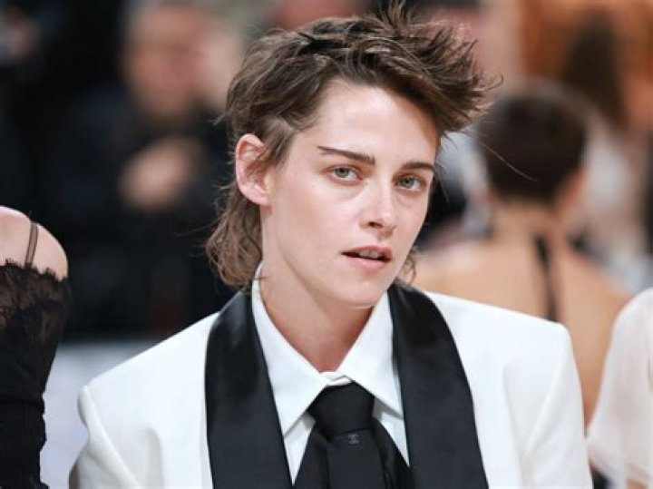 Molly Stewart- Net Worth, Bio, Boyfriend
